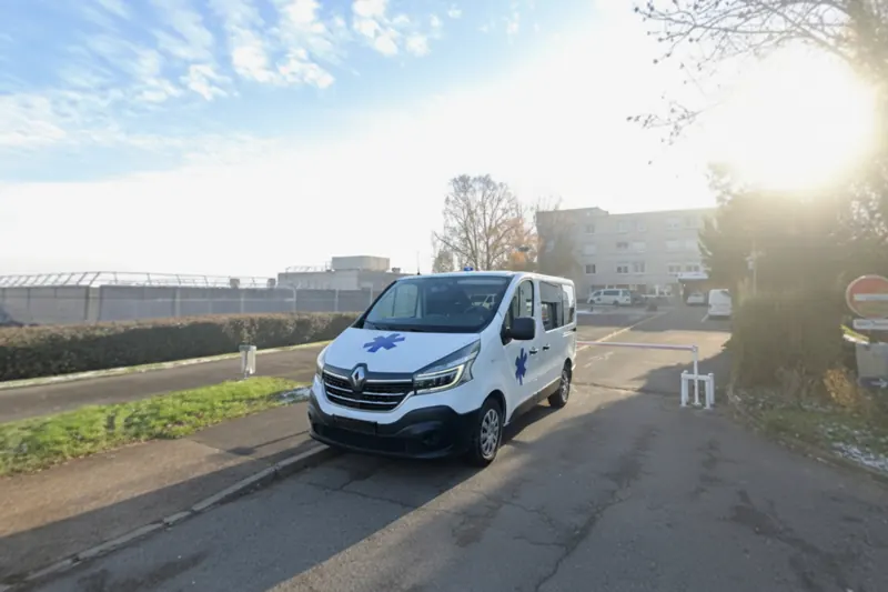 Véhicule des Ambulances de Coulommiers Les Saules devant l'hôpital de Coulommiers