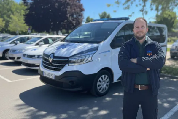 Ambulancier en tenue devant les véhicules siglés des Ambulances de Coulommiers Les Saules