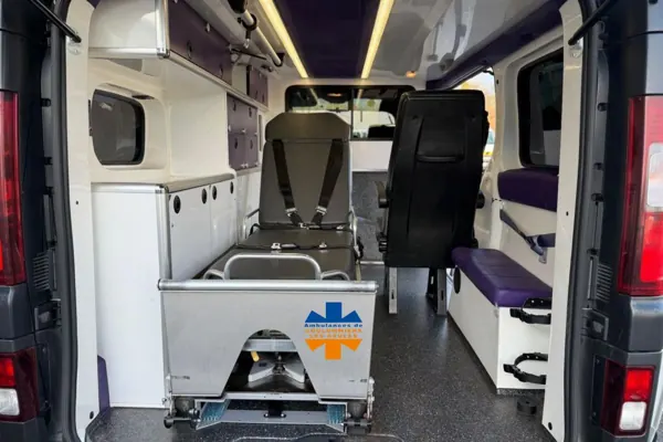Cellule sanitaire d'une ambulance des Ambulances de Coulommiers Les Saules, avec brancard