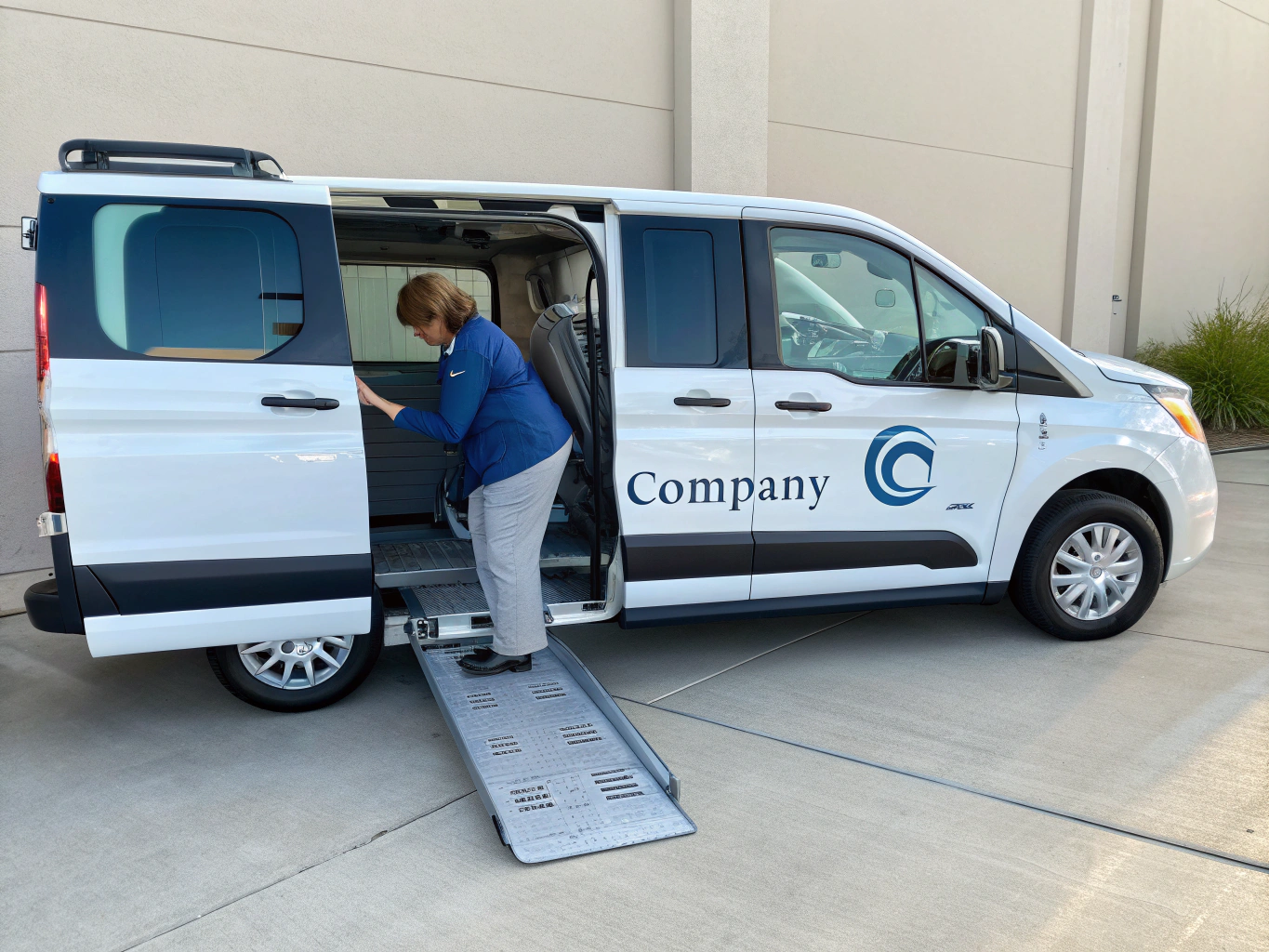 Véhicule de transport médical spécialisé adapté aux personnes à mobilité réduite